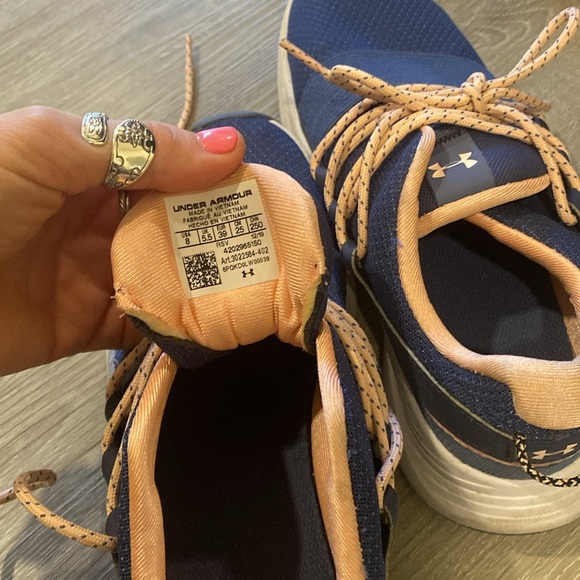Never worn Size 8 under armour sneakers - Picture 3 of 3